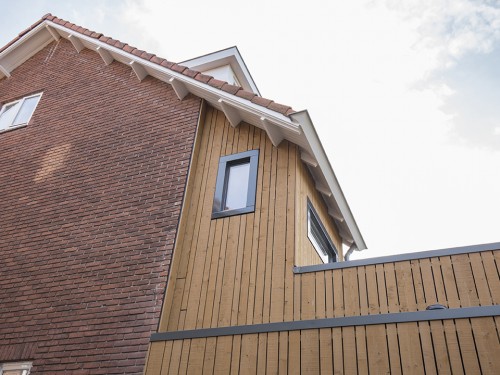 Van één tehuis naar twee moderne woonhuizen